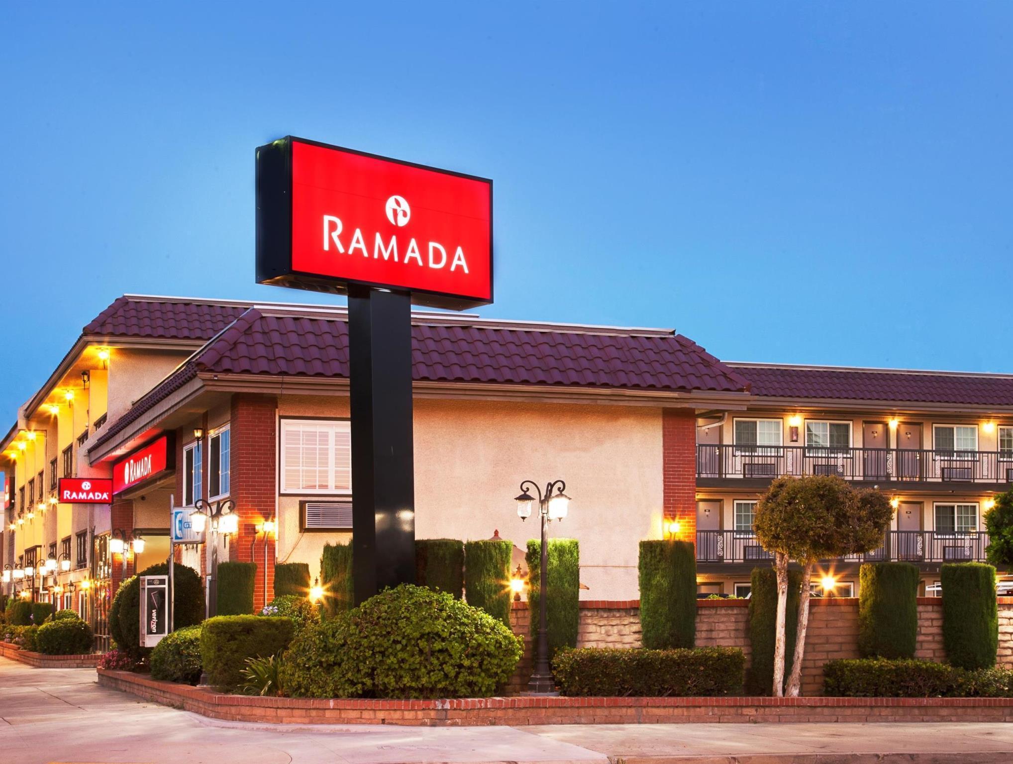 Hotel Ramada By Wyndham Pasadena Exterior foto